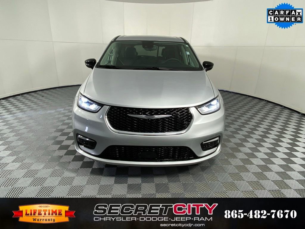 Used 2024 Chrysler Pacifica Touring-L image 2