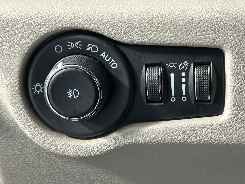Used 2023 Chrysler Pacifica Touring-L image 29