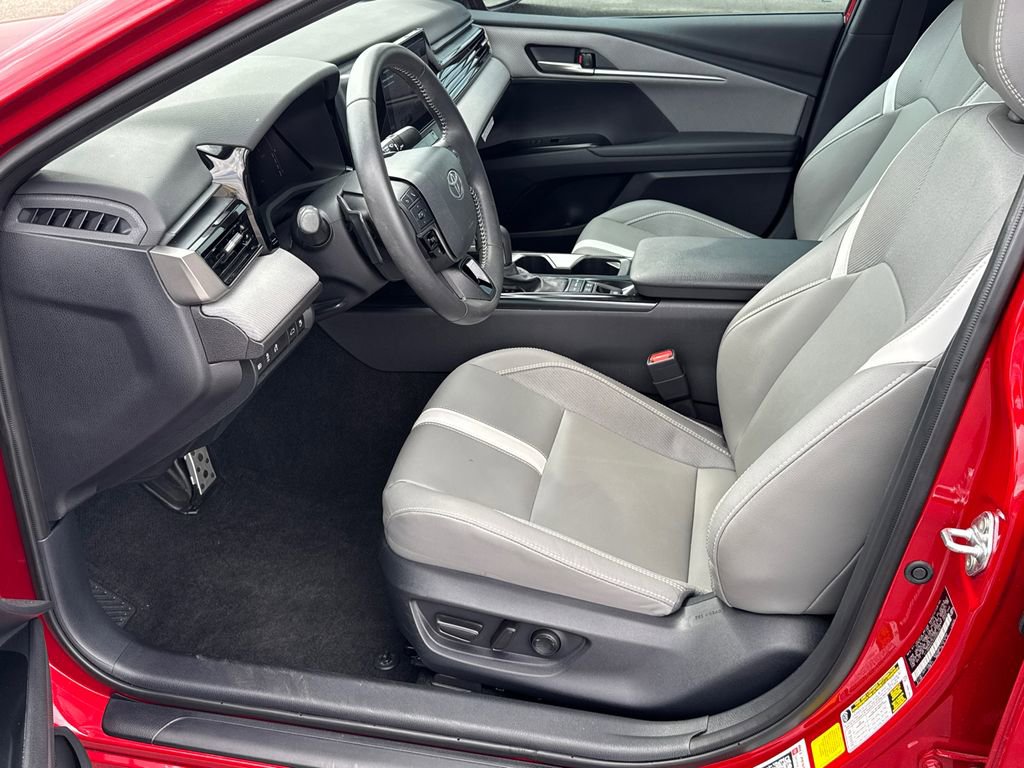 Used 2025 Toyota Camry SE w/ Convenience Package image 9