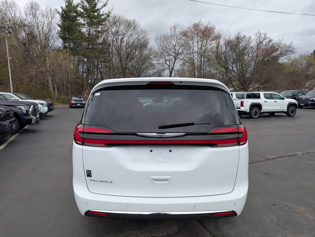 Used 2023 Chrysler Pacifica Touring-L FWD image 6