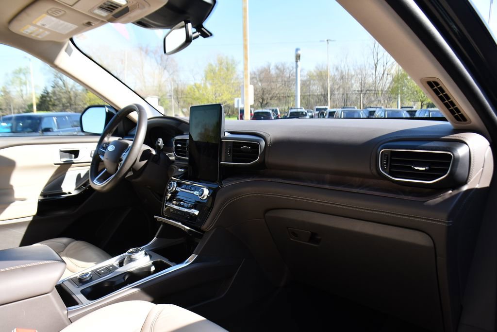 Used 2023 Ford Explorer Platinum w/ Technology Package AWD/4WD image 15