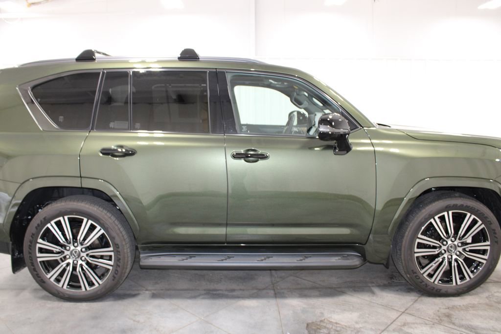 Used 2025 Lexus LX 700h Luxury image 11