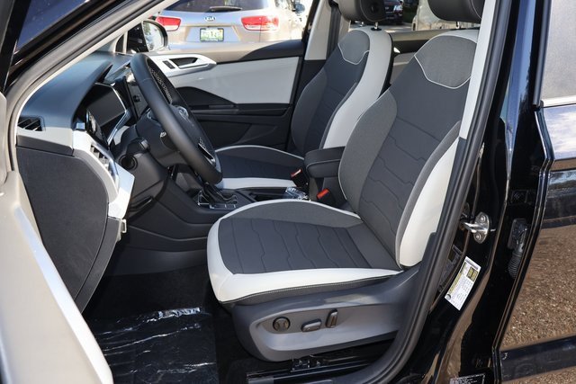 Certified 2025 Volkswagen Taos SE image 12