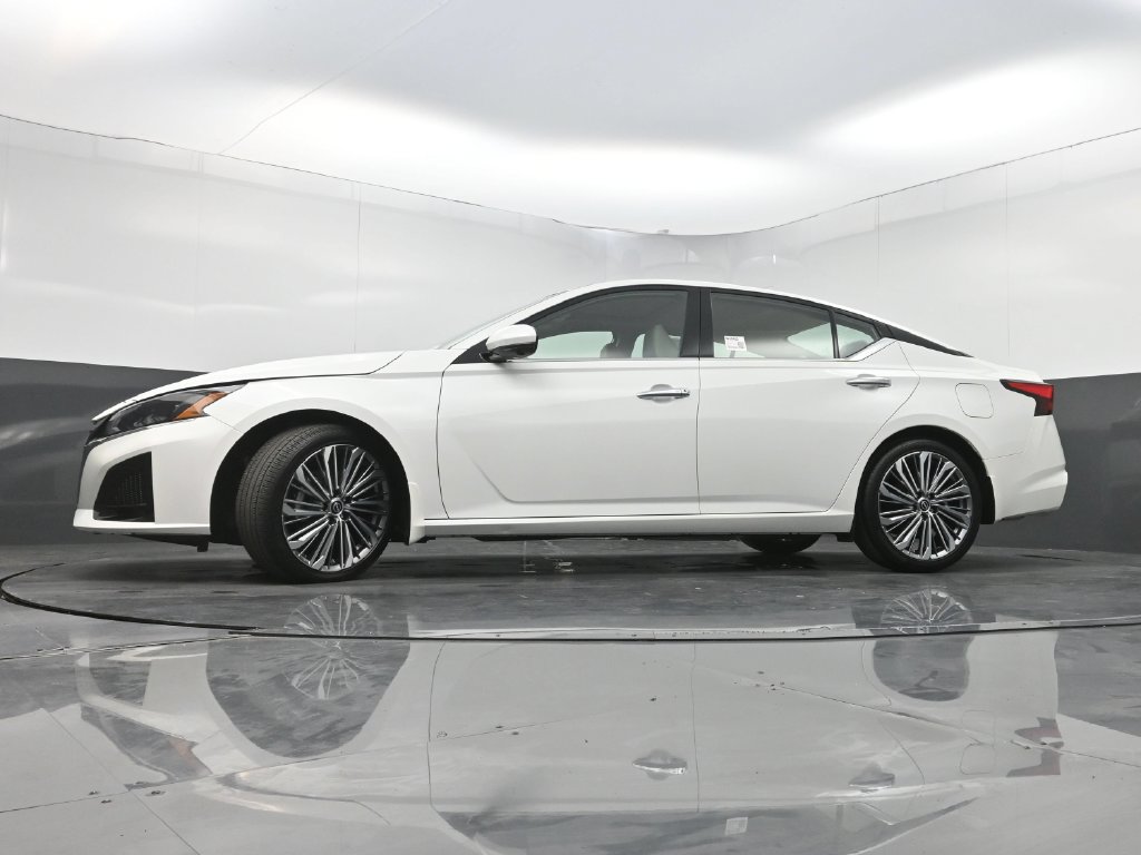 Used 2024 Nissan Altima 2.5 SL FWD image 28