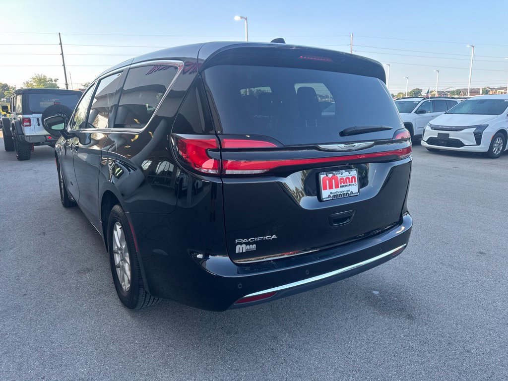 Used 2024 Chrysler Pacifica Touring-L FWD image 7