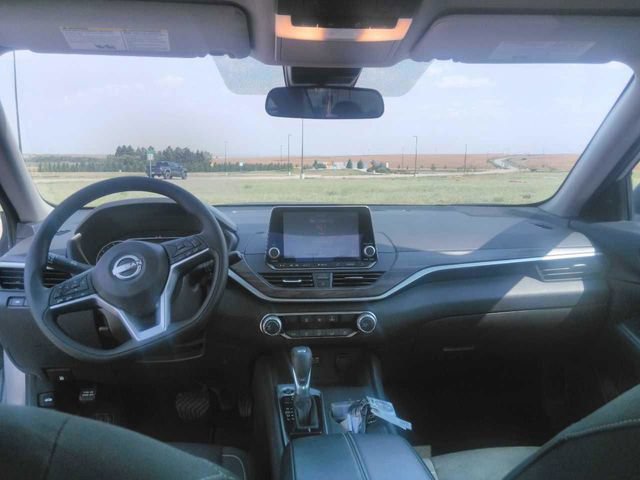 Used 2025 Nissan Altima 2.5 SV FWD image 2