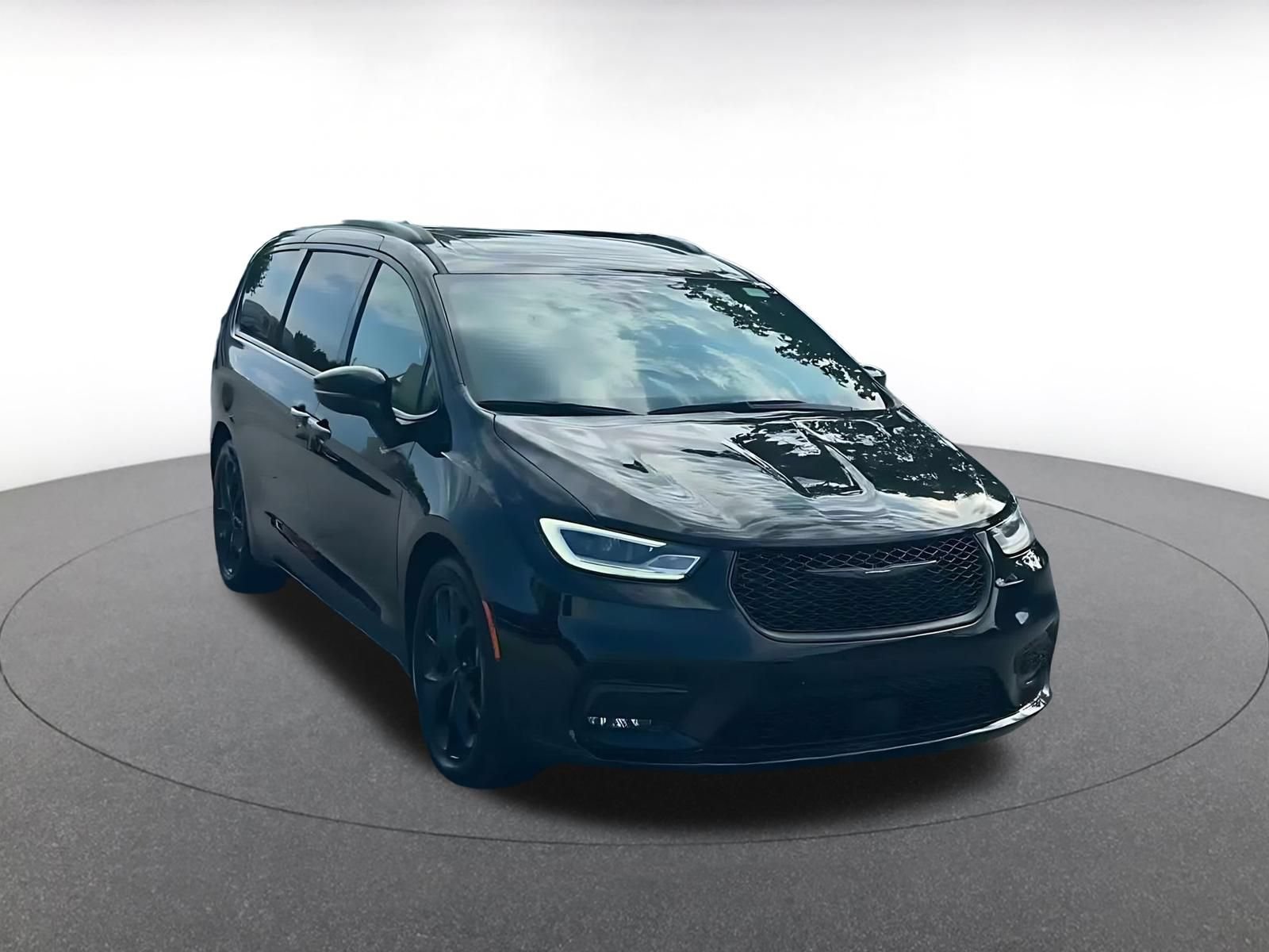 Used 2025 Chrysler Pacifica Limited FWD image 3