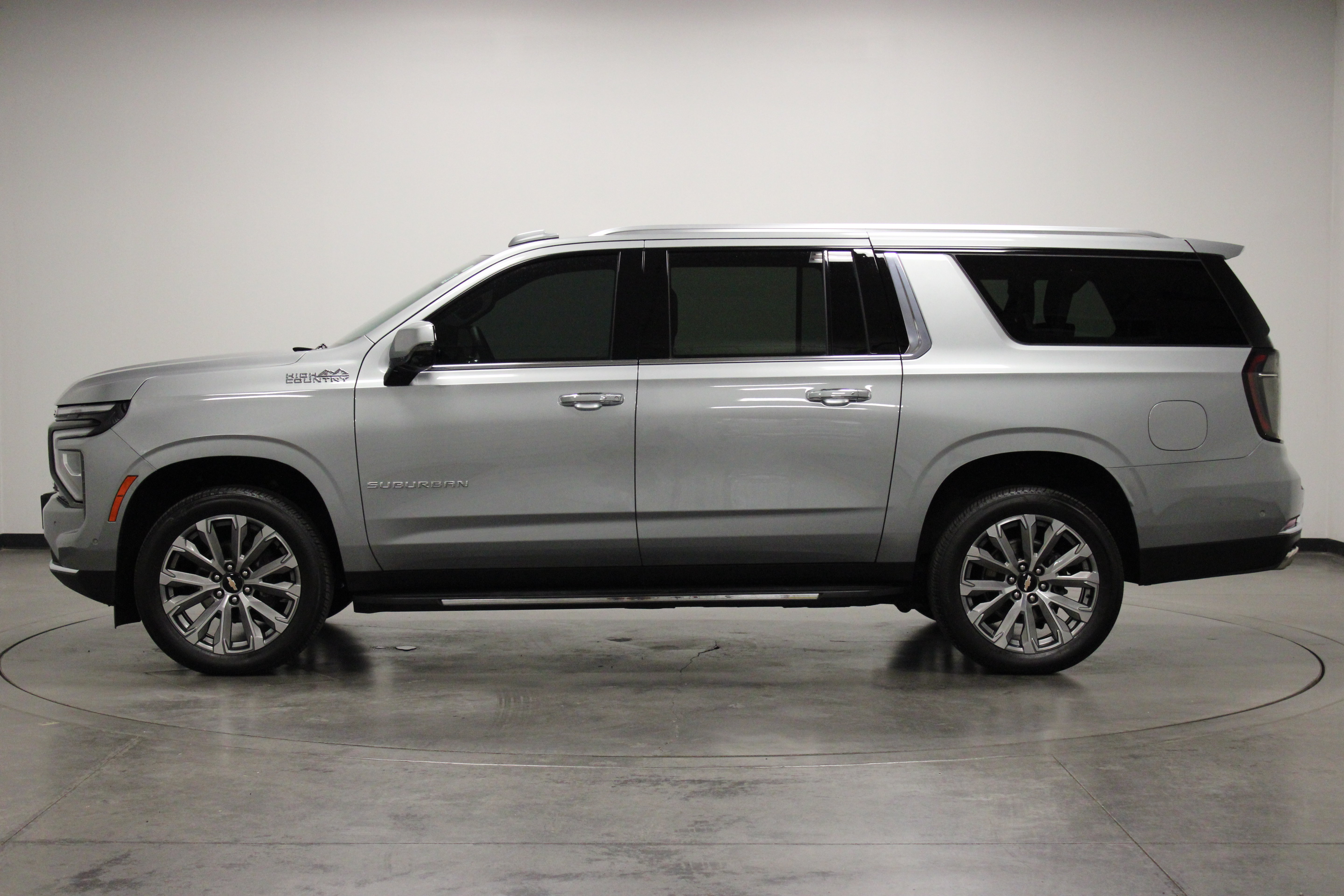 Used 2025 Chevrolet Suburban High Country AWD/4WD image 5