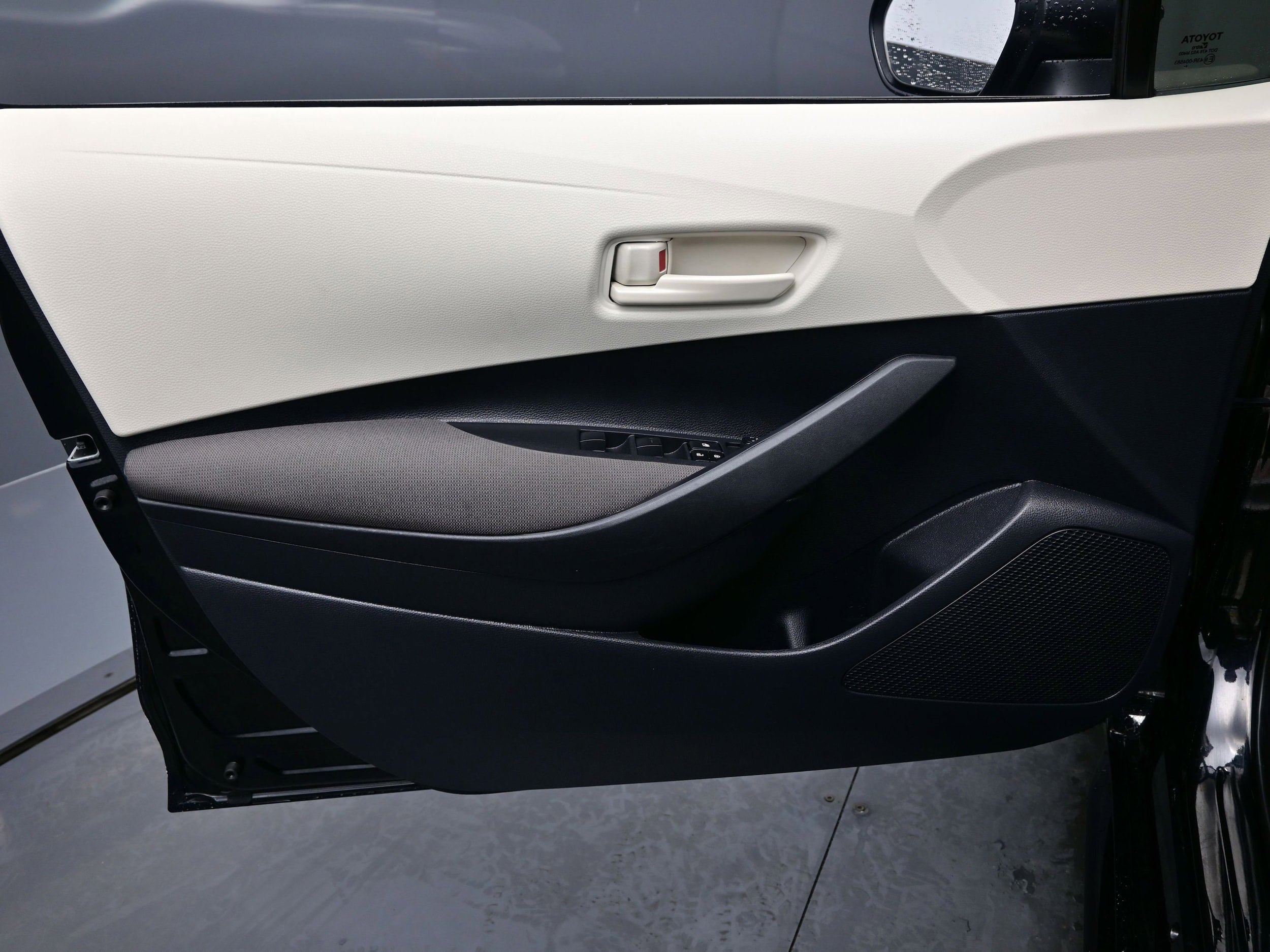 Used 2025 Toyota Corolla LE FWD image 9