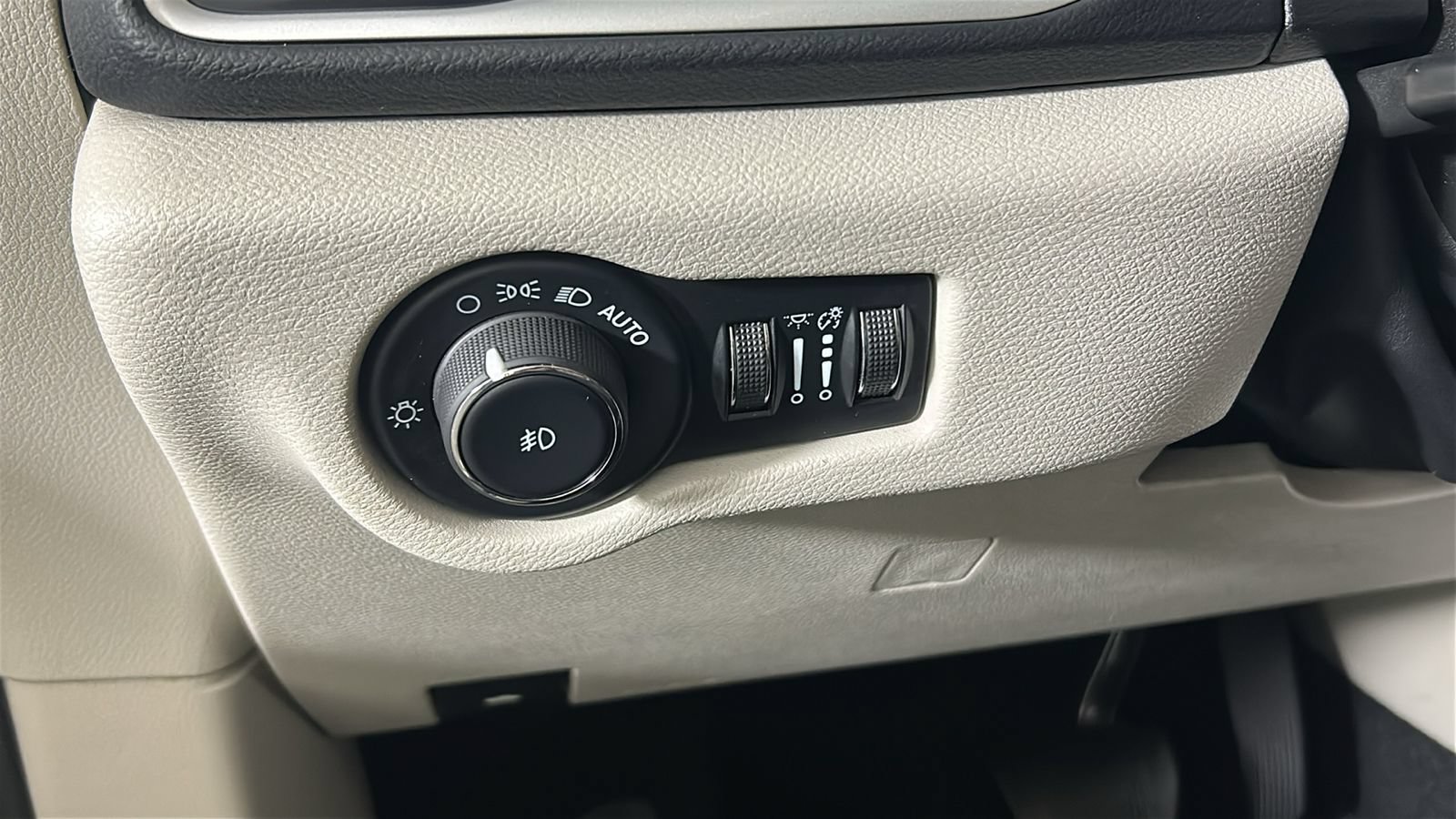 Used 2023 Chrysler Pacifica Touring-L FWD image 22