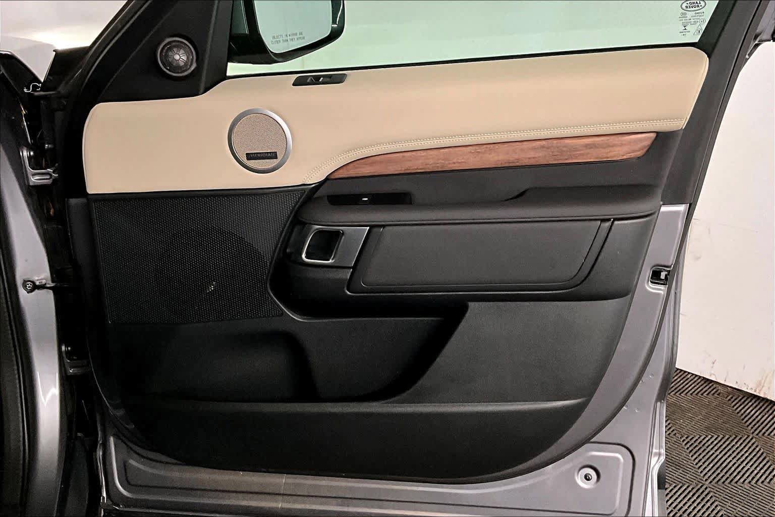 Used 2020 Land Rover Discovery HSE image 23