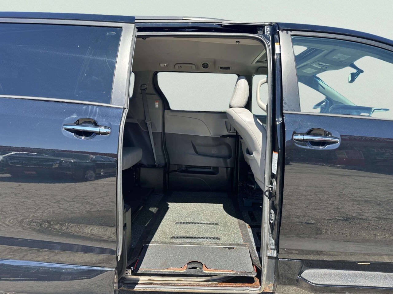 Used 2016 Toyota Sienna XLE FWD image 17