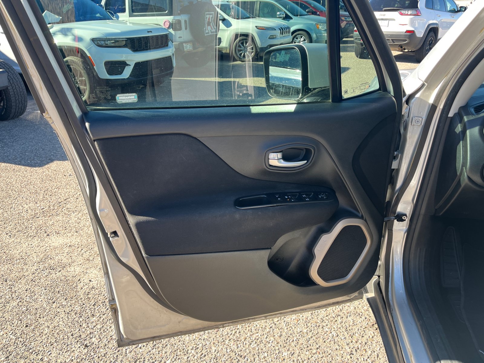 Used 2016 Jeep Renegade Latitude w/ Safety & Security Group FWD image 13