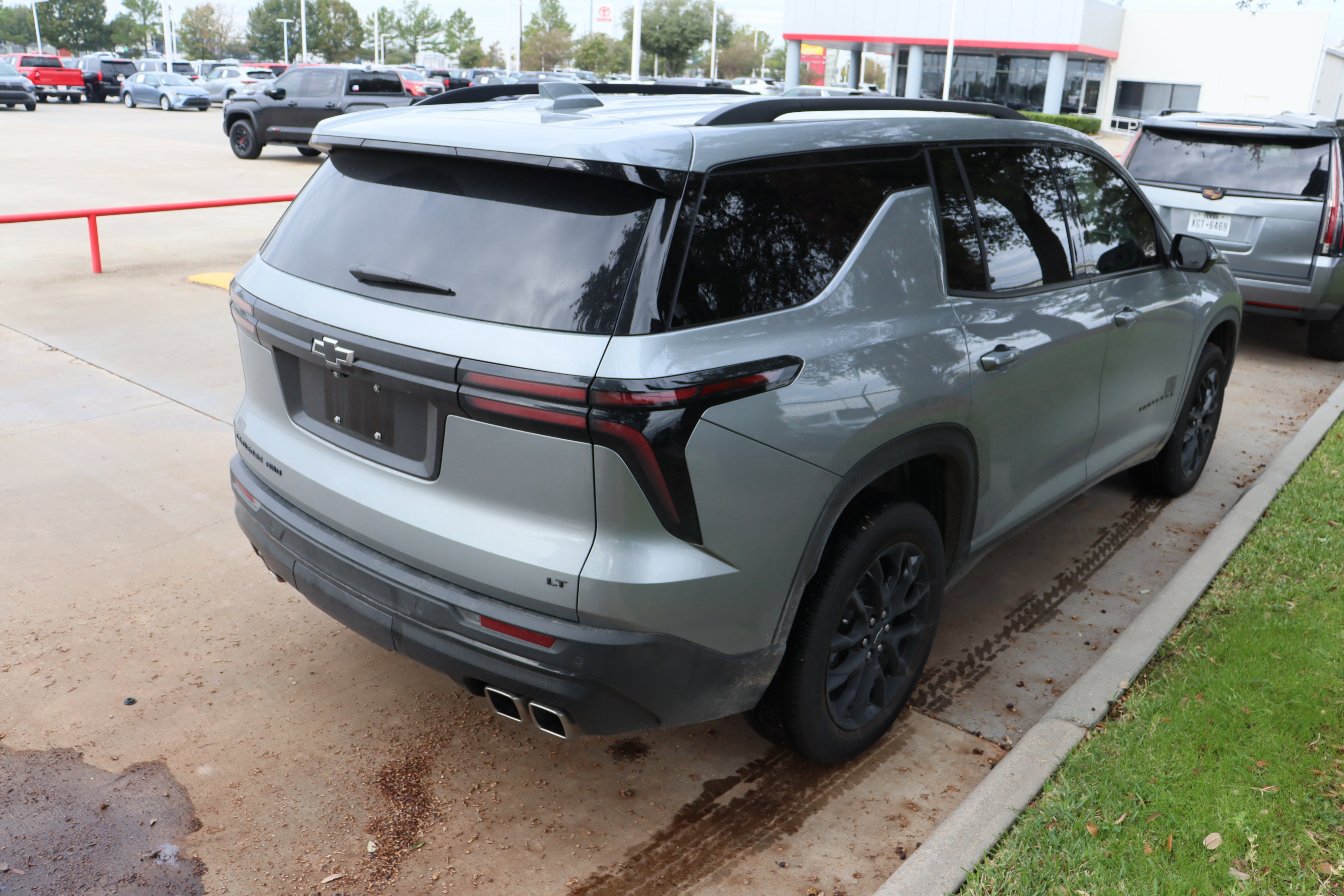 Used 2024 Chevrolet Traverse LT w/ Midnight/Sport Edition image 11