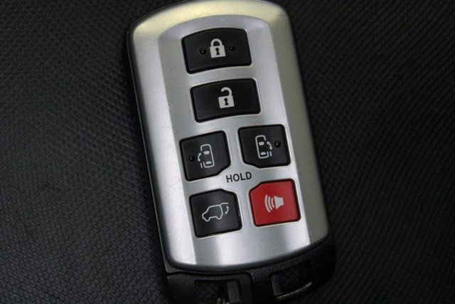 Used 2020 Toyota Sienna SE Premium w/ Nightshade Edition FWD image 33