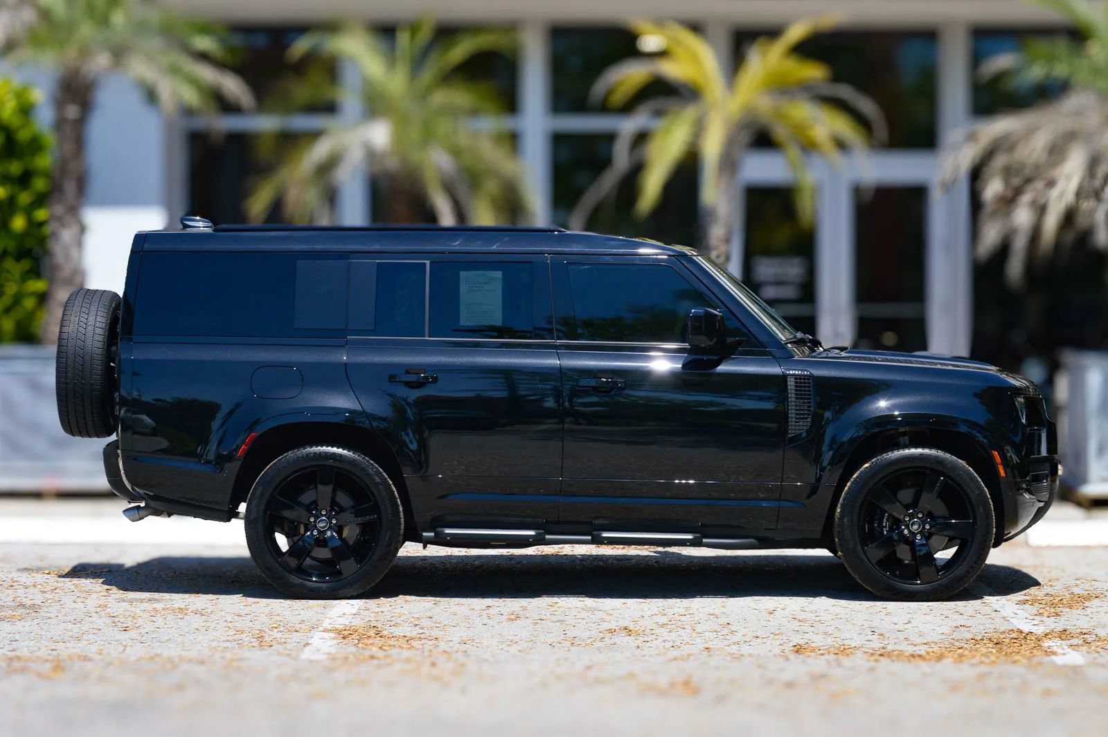 Used 2025 Land Rover Defender 130 V8 AWD/4WD image 15