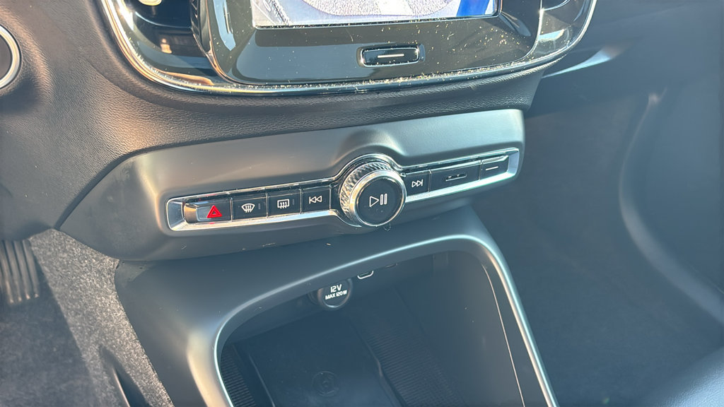 Certified 2026 Volvo XC40 B5 Plus AWD/4WD image 21