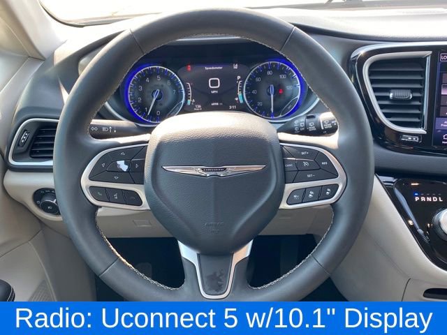 Used 2024 Chrysler Pacifica Touring-L image 7