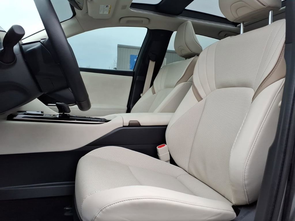 Used 2025 Toyota Crown Limited w/ Advanced Technology Package image 13