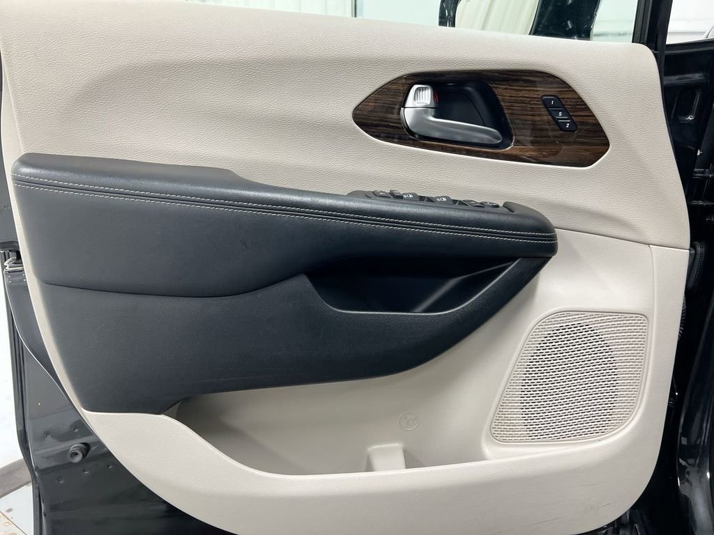 Used 2023 Chrysler Pacifica Limited image 21