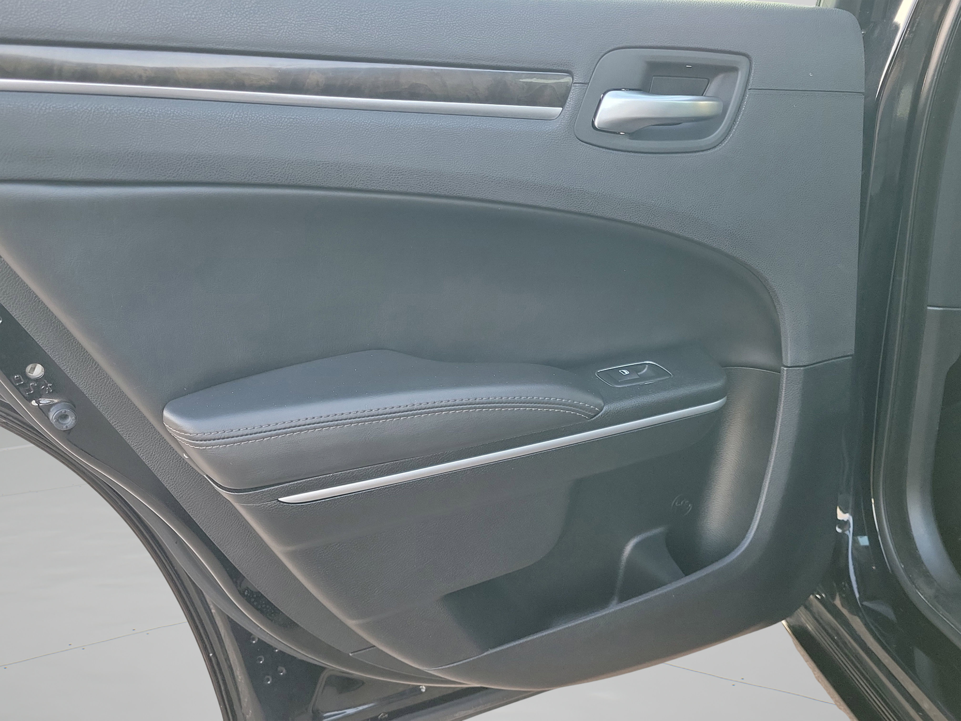 Used 2019 Chrysler 300 Limited image 8