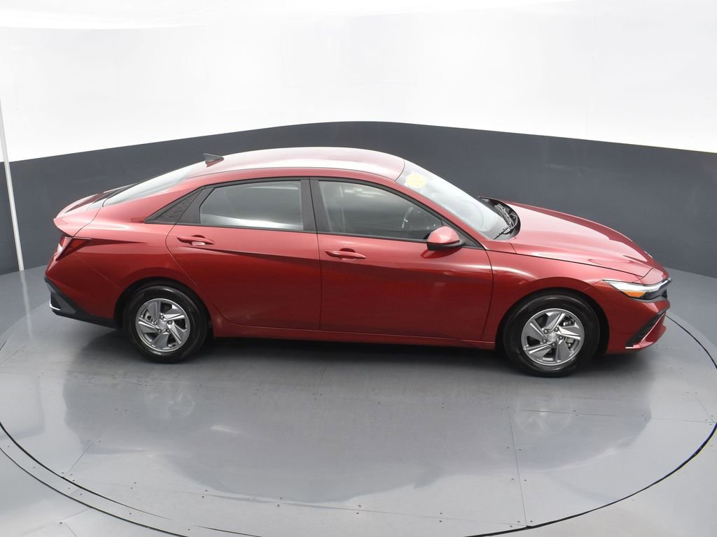 Used 2025 Hyundai Elantra SE image 15