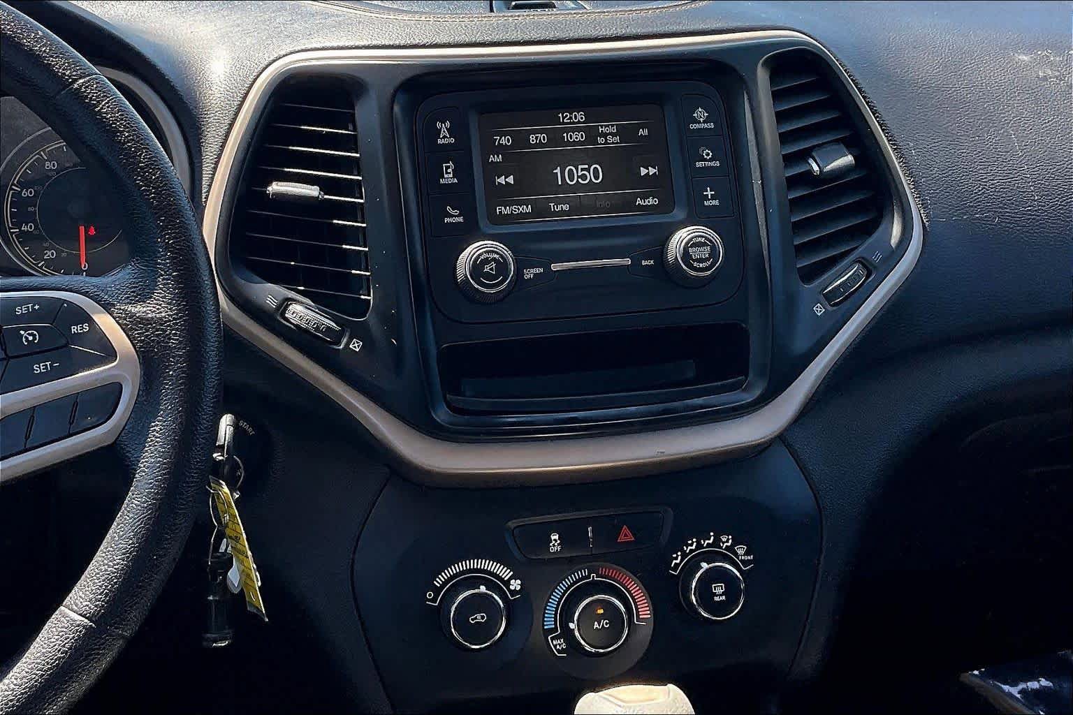 Used 2017 Jeep Cherokee Sport image 7