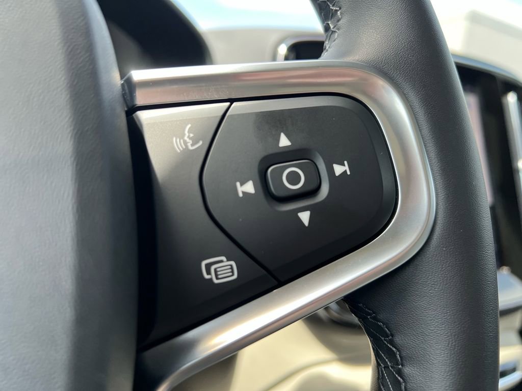 Certified 2025 Volvo XC40 B5 Ultra AWD/4WD image 13