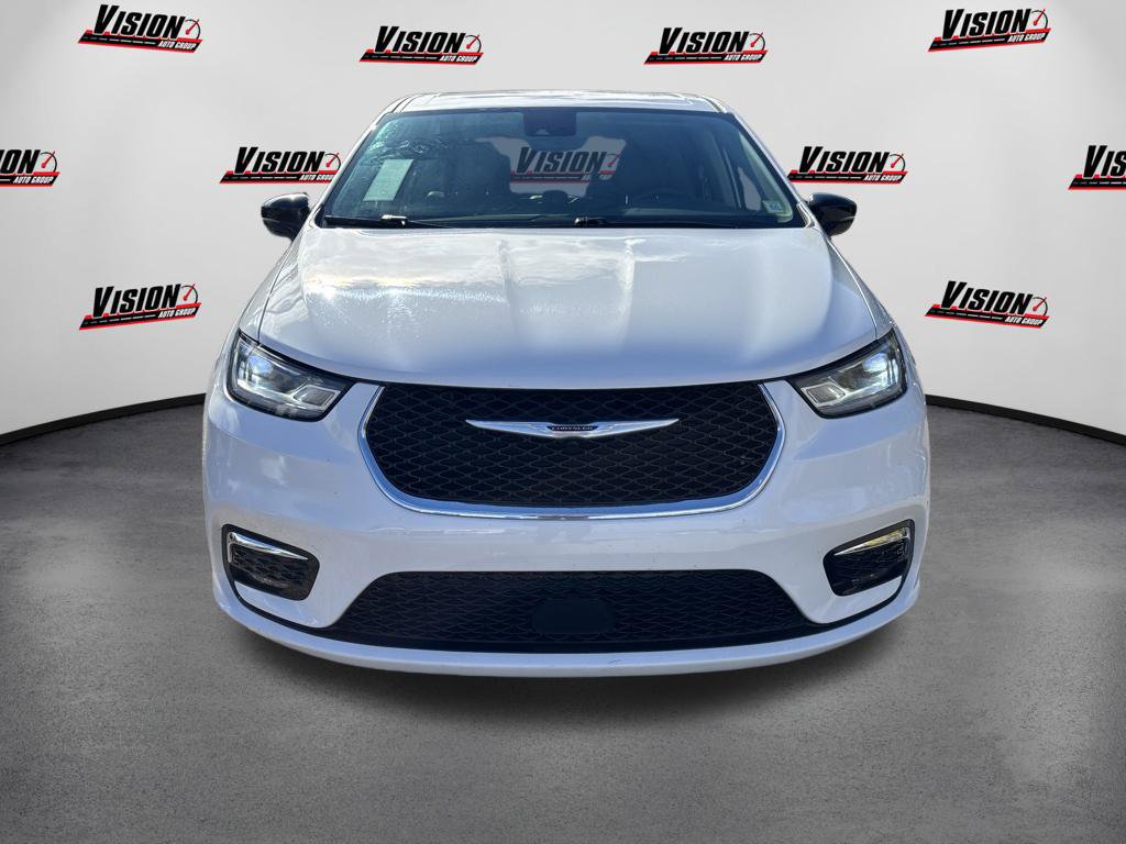 Used 2024 Chrysler Pacifica Touring-L FWD image 2