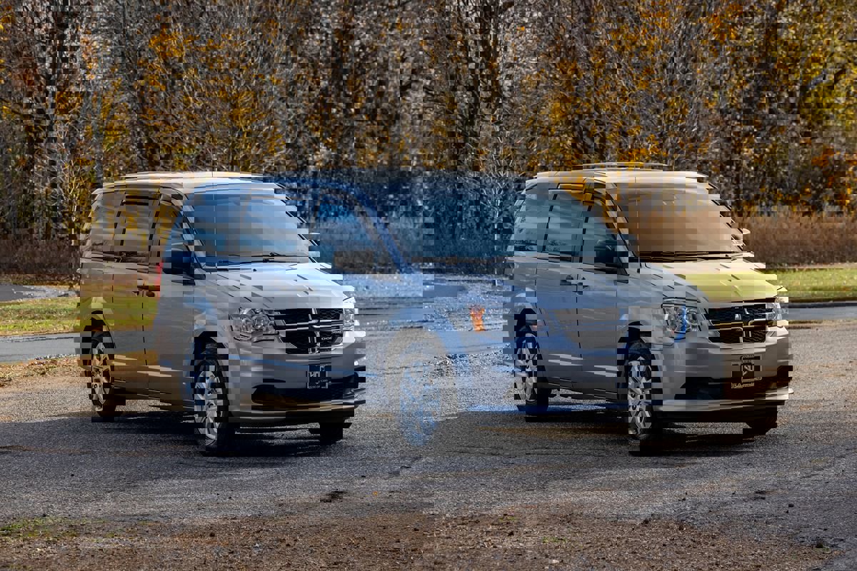 Used 2019 Dodge Grand Caravan SE image 2