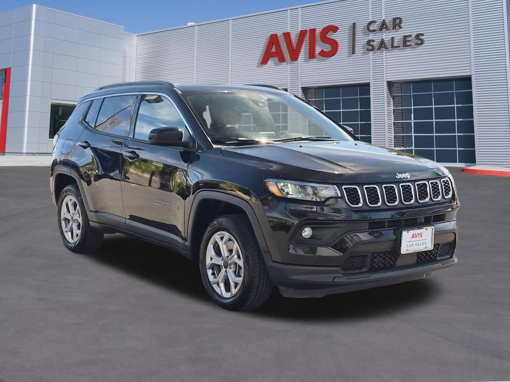 Used 2025 Jeep Compass Latitude w/ Sun & Sound Group AWD/4WD image 3