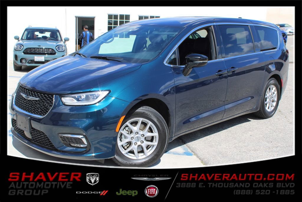 Used 2025 Chrysler Pacifica Select image 1