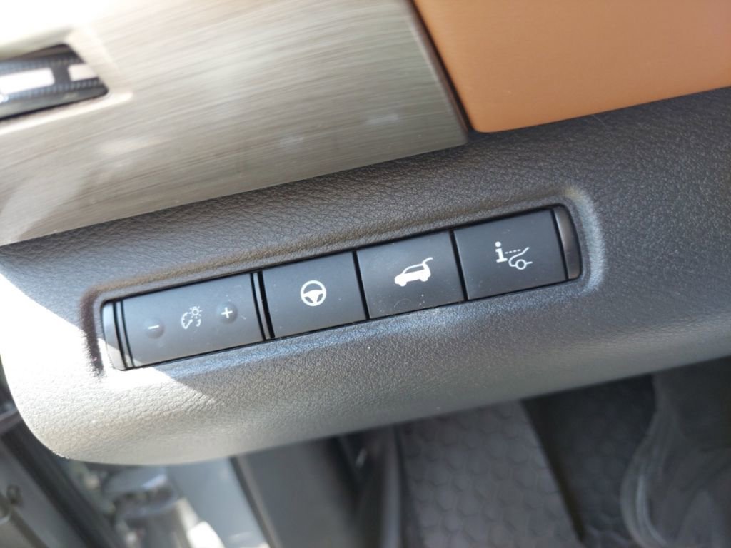 Used 2024 Nissan Pathfinder Platinum AWD/4WD image 9