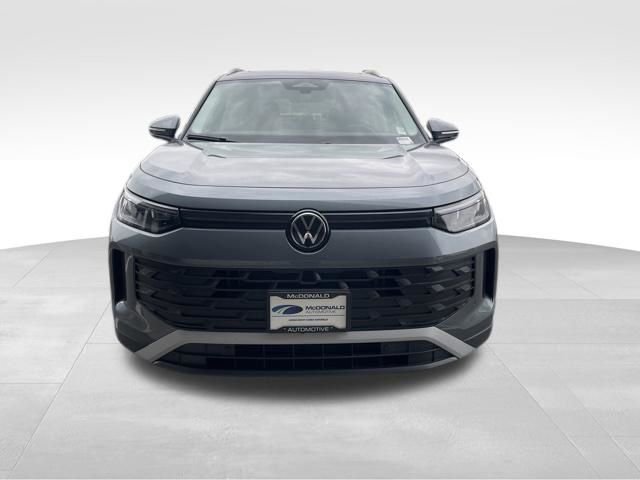 Certified 2025 Volkswagen Tiguan SE image 2