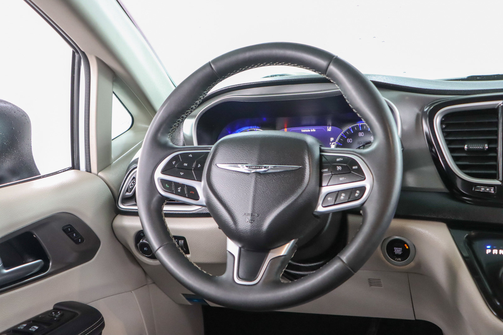 Used 2023 Chrysler Pacifica Touring-L FWD image 12