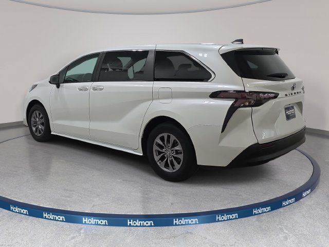 Certified 2024 Toyota Sienna XLE FWD image 7