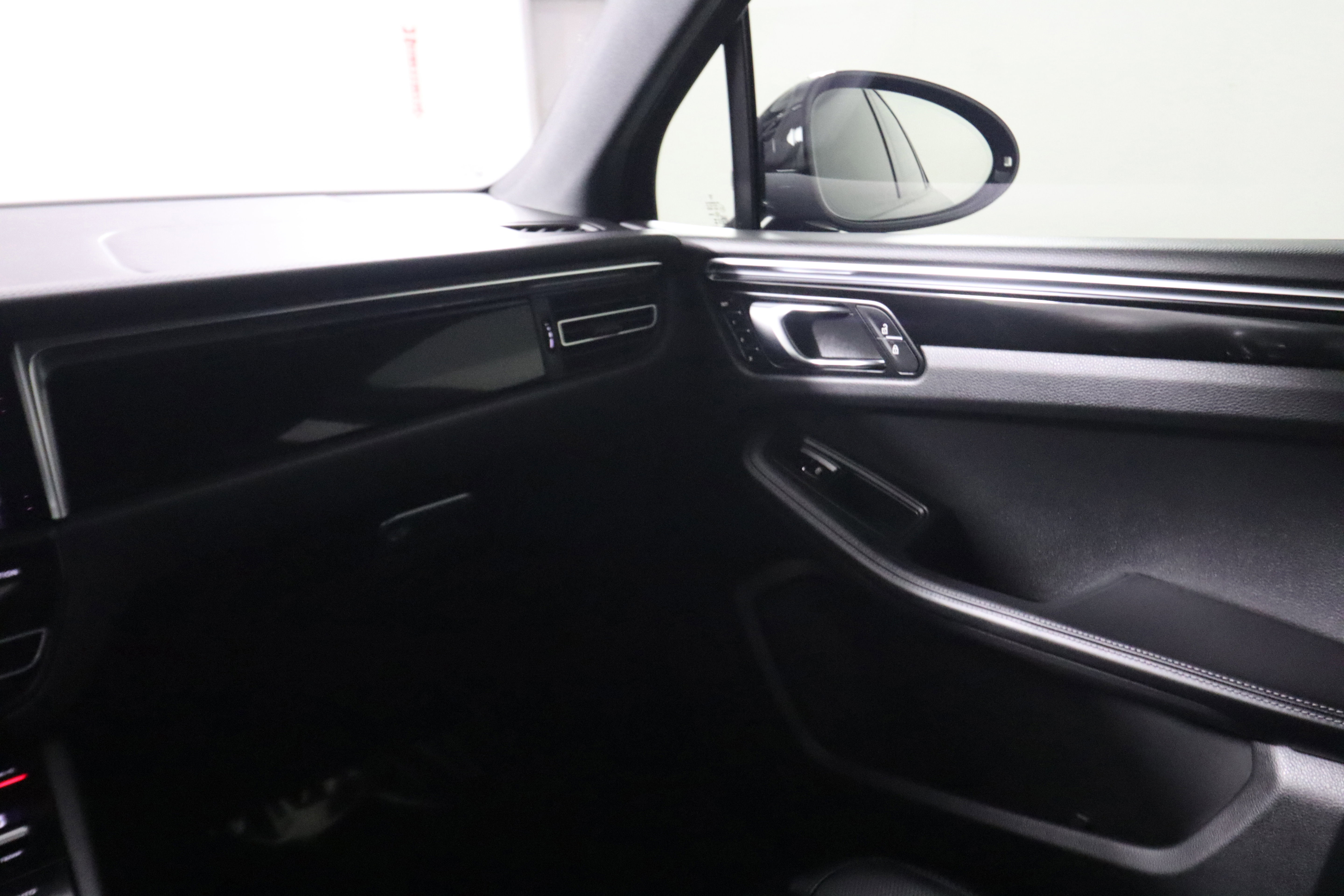 Used 2026 Porsche Macan image 14