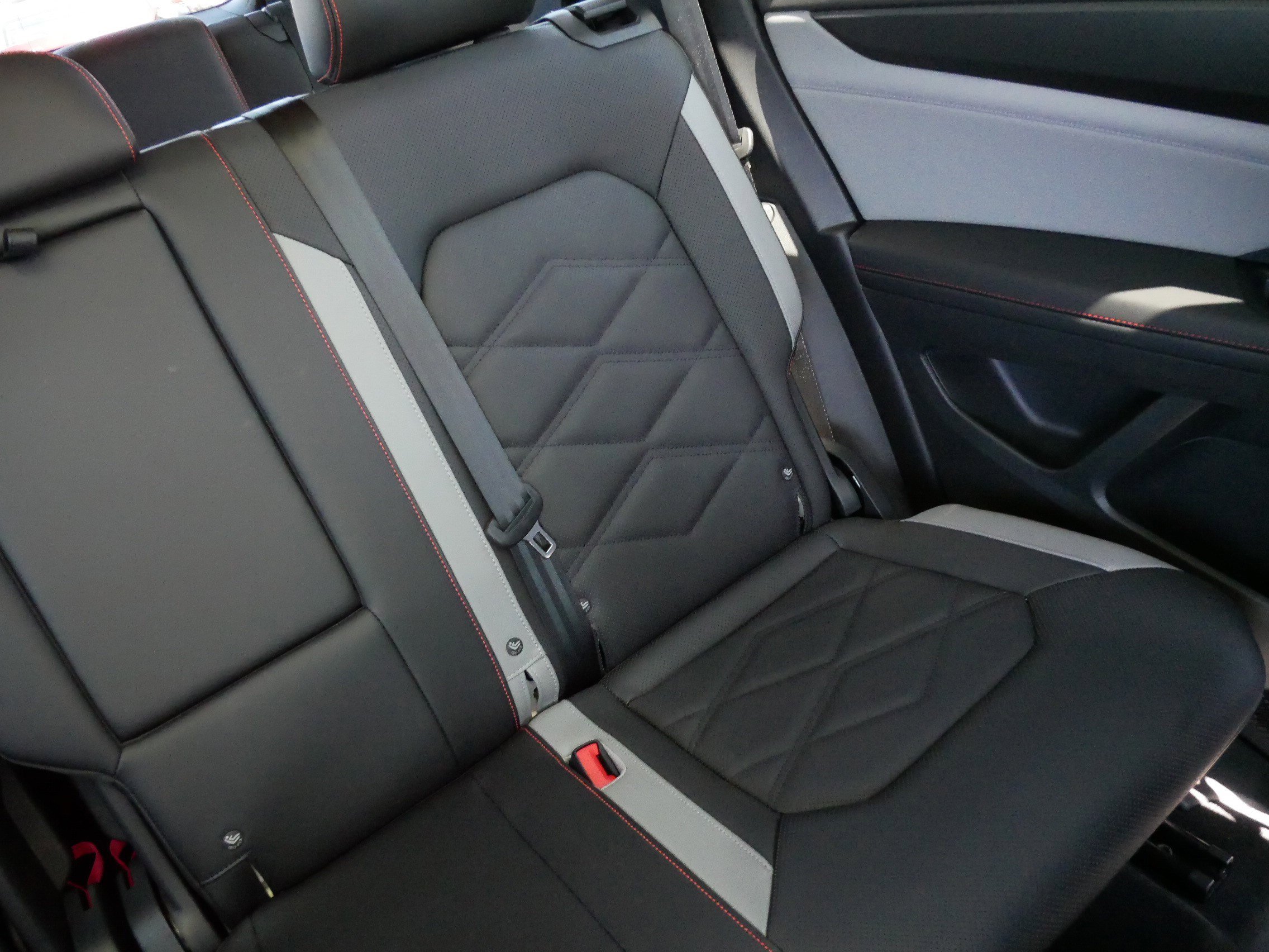 Certified 2025 Volkswagen Atlas Peak Edition SE AWD/4WD image 14