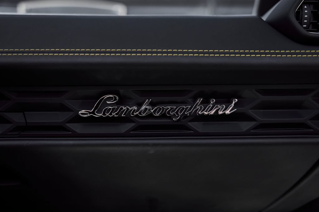 Used 2023 Lamborghini Huracan EVO RWD image 37