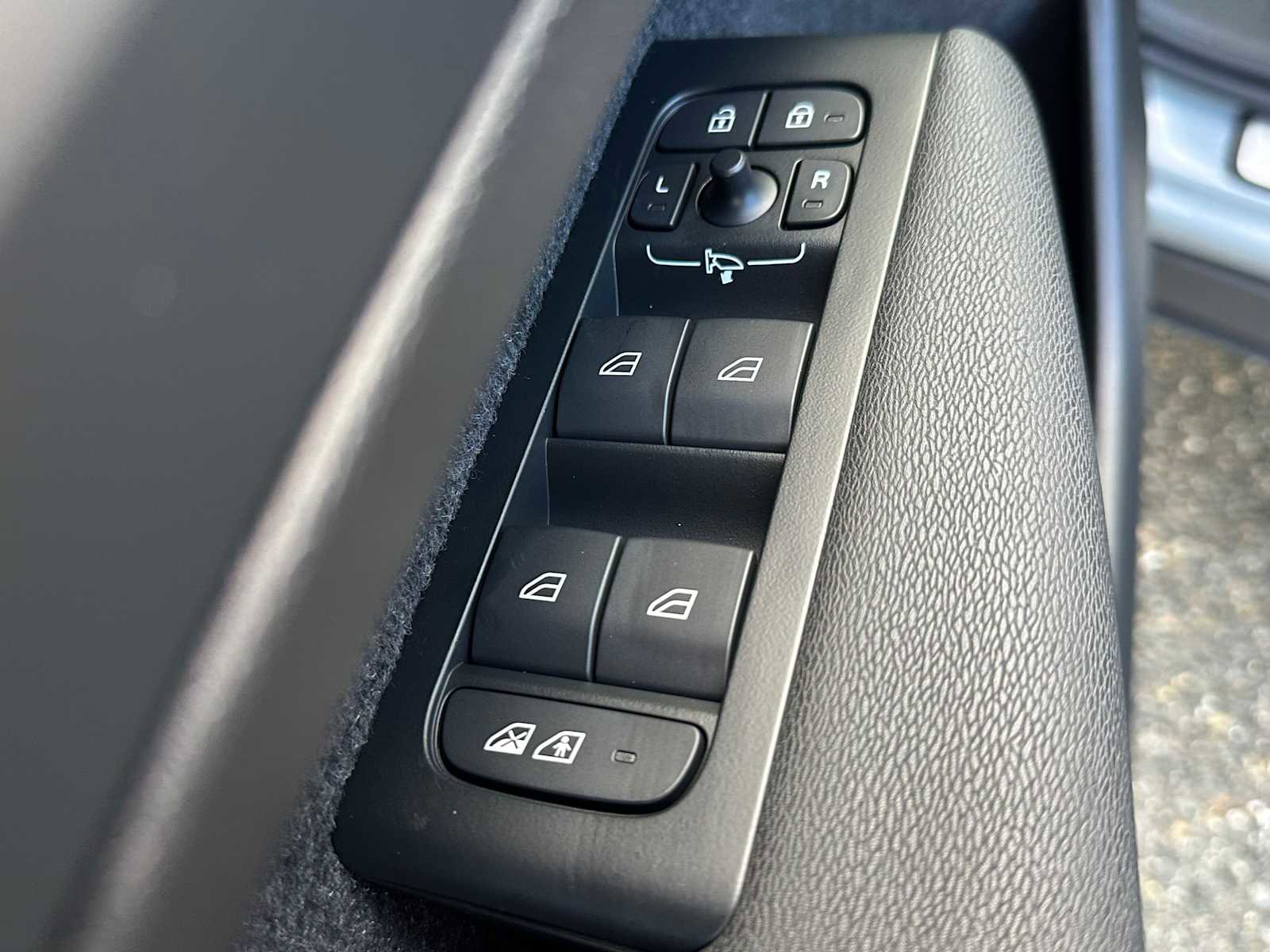 New 2026 Volvo XC40 B5 Ultra w/ Climate Package image 21