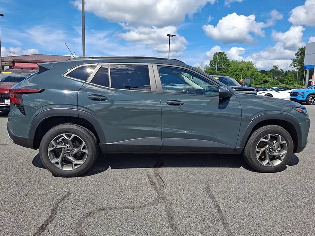 Used 2025 Chevrolet Trax LT FWD image 7