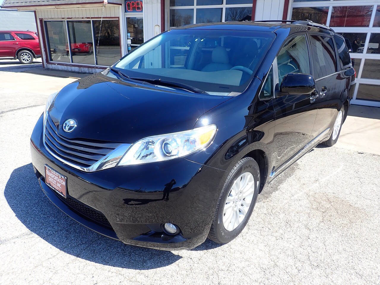 Used 2013 Toyota Sienna XLE FWD image 2