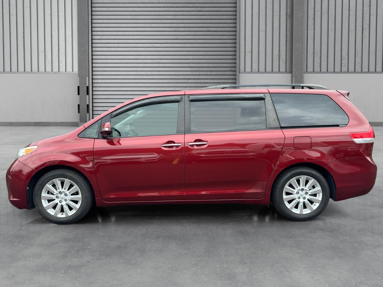 Used 2014 Toyota Sienna Limited w/ Limited Convenience Package FWD image 2