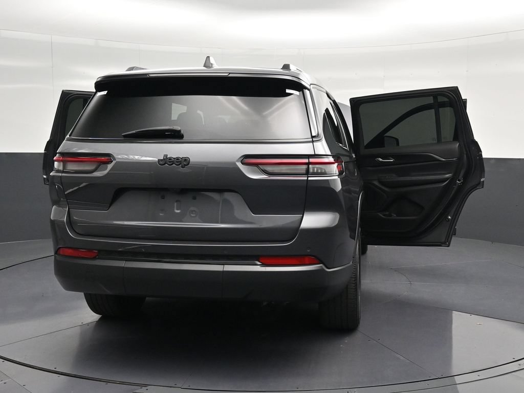 Used 2023 Jeep Grand Cherokee L Laredo RWD image 31
