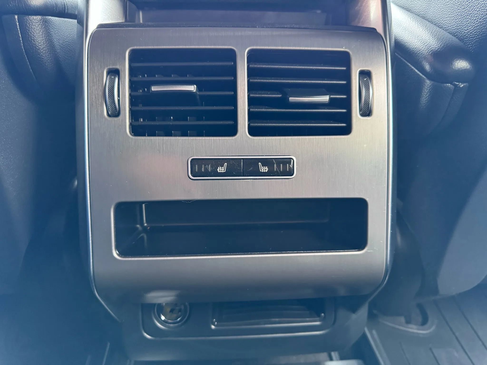 Used 2014 Land Rover Range Rover Sport SE image 28