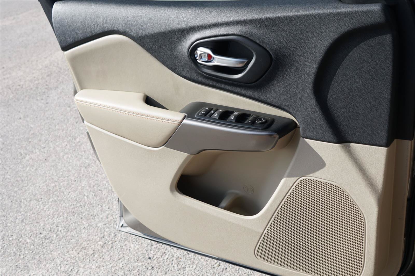 Used 2019 Jeep Cherokee Latitude w/ Popular Appearance Group FWD image 18