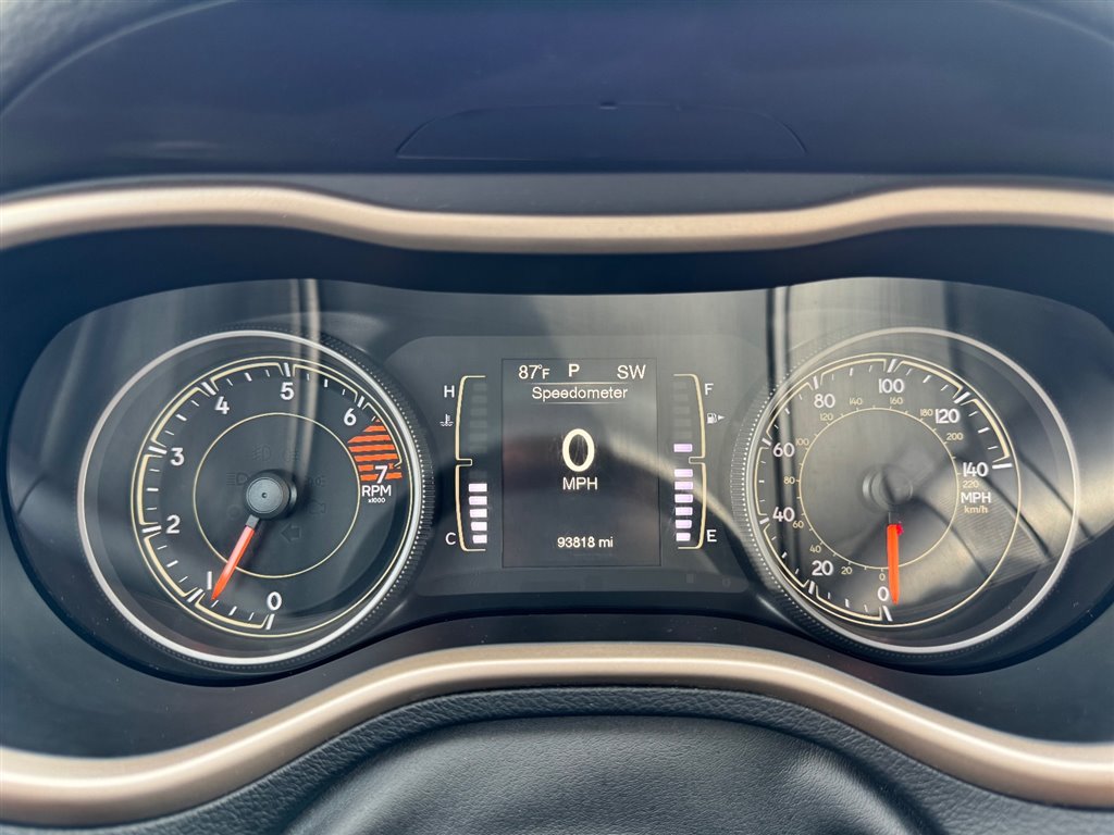 Used 2018 Jeep Cherokee Latitude w/ Altitude Package FWD image 14