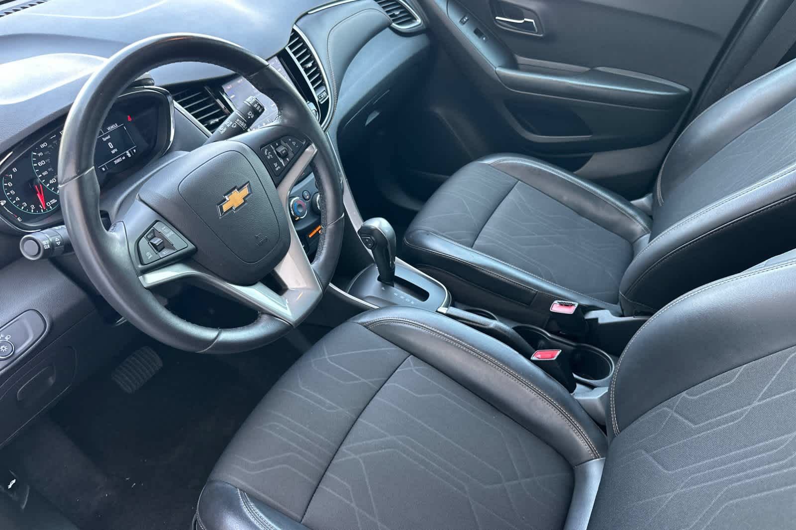 Used 2022 Chevrolet Trax LT w/ LT Convenience Package AWD/4WD image 12