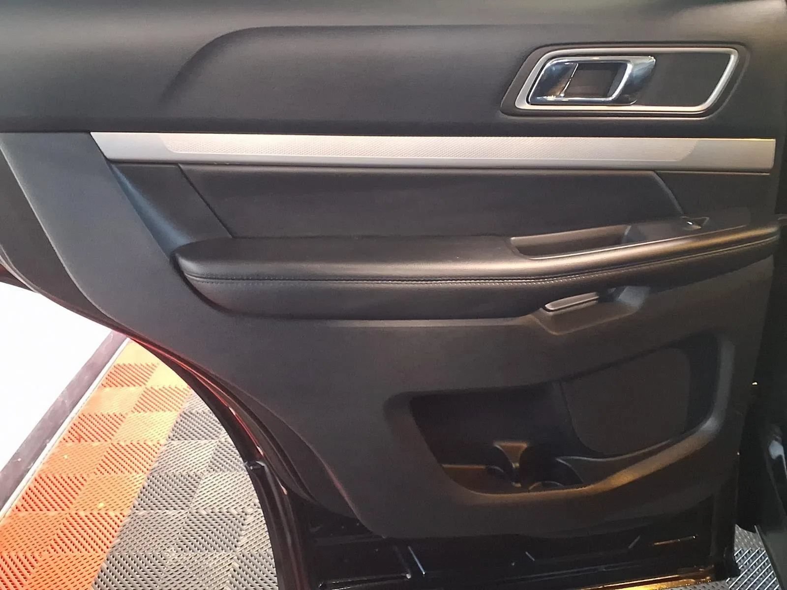 Used 2016 Ford Explorer XLT w/ Equipment Group 202A AWD/4WD image 15