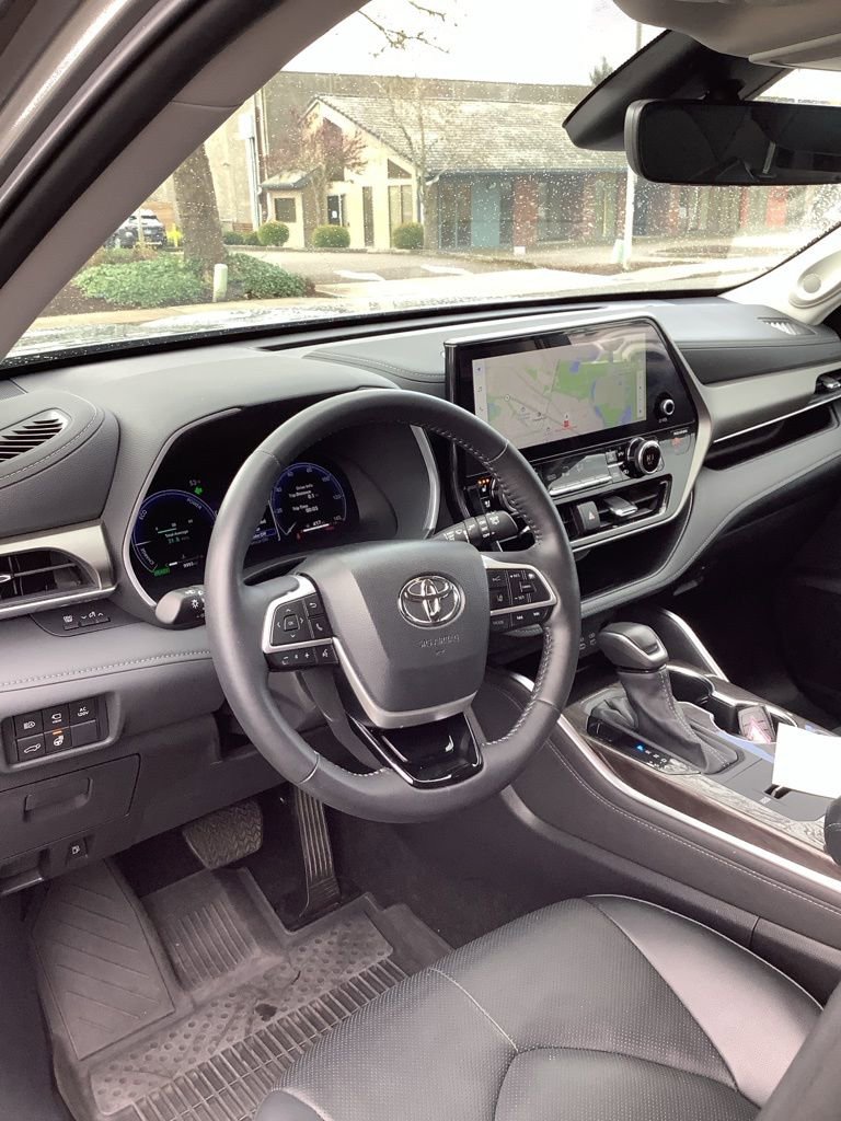 Certified 2025 Toyota Highlander Limited image 2